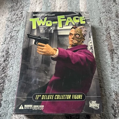 Boneco de colecionador Batman Rogues Gallery Two-Face 13" Deluxe DC Direct 2005  - Imagem 1 de 4