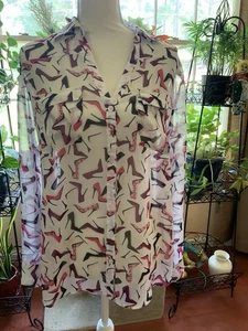 New York & Co L halbtransparente Bluse Langarm weiß mit lila&rosa Schuhmuster - Bild 1 von 8