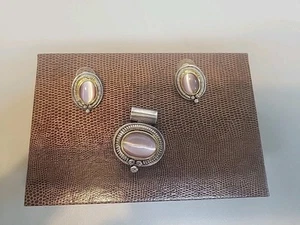 Lot boucles d'oreilles et pendentifs vintage ovales rose oeil de chat métal doré percé - Photo 1/2