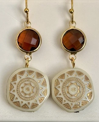 Pendientes colgantes marfil, oro grabado y diamantes de imitación ámbar. Foto 1 de 4