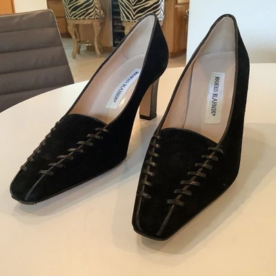 Manolo Blahnik 38 黑色麂皮绒黑色皮革缝制堆叠鞋跟高跟鞋意大利哇 — 第 1/4 张图片