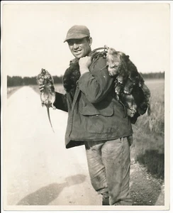 Eastern Maryland c. 1940 - Muskrat Trapper Chasseur de Ragondins - USA 53 - Picture 1 of 2