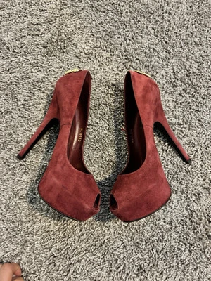 Zapatos de salón Louis Vuitton Oh Really Peep Toe de gamuza roja con cierre dorado vintage - talla 38,5 Foto 1 de 4