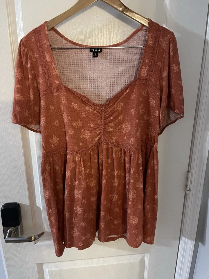 Blusa mujer terracota floral manga corta tórrida talla 2 Foto 1 de 3