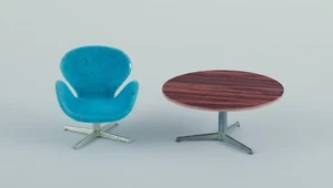 Miniaturen des Stuhls und runden Tisches "Schwan", entworfen von Arne Jacobsen. - Bild 1 von 6