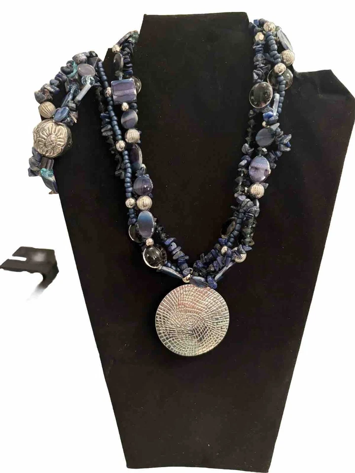Vera Wang Brilliant Blues, Beads And Stones Chunky Necklace With Silver Accents Foto 1 de 4