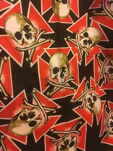 TESCHI OSSA INCROCIATE SU CROCE MALTESE IN BANDANA NERO FONDO 100% COTONE. - Foto 1 di 3