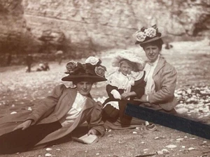 Edwardian Ladies on Flamborough Beach Roses in their Hats c1905 Photo Fashion - Foto 1 di 4