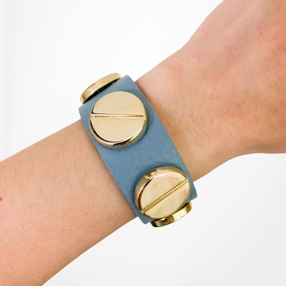 Pulsera envolvente de cuero gris dorado con detalle de tornillo Foto 1 de 2