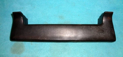 Dodge Challenger 1970-74 panel de puerta interior negro reposabrazos almohadilla con tornillos en muy buena condición Foto 1 de 4