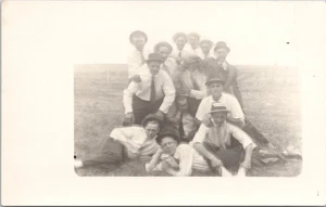 RPPC Schwarz-Weiß Postkarte Gruppe von Männern mit Hut & Krawatten im Feld - Bild 1 von 2
