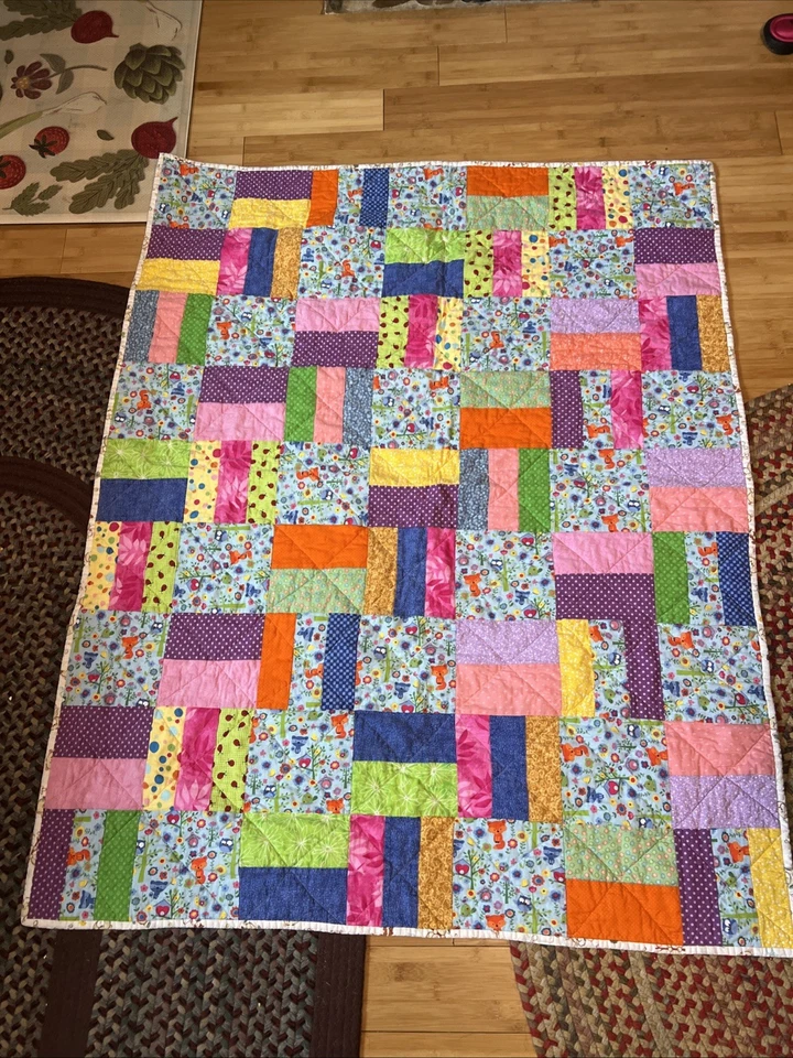 Manta de bebé acolchada vintage hecha a mano por Great South Bay Quilters Islip, Nueva York Foto 1 de 3