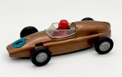 Coche de carreras vintage de plástico #4 de los años 60 con conductor rojo marcado Hong Kong Foto 1 de 4