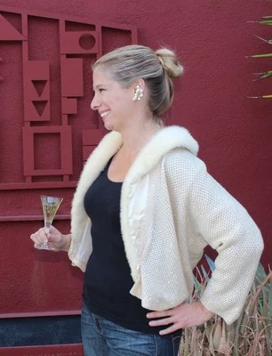 ¡Suéter marfil vintage verdadero parte perfecto de los años 50! ¡Collar visón y cargado con lentejuelas! Foto 1 de 4