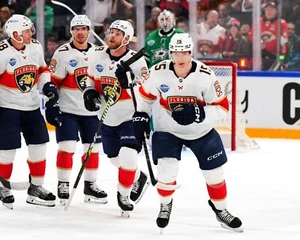 Anton Lundell 2024 Global Series Goal Florida Panthers 8x10 NHL Hockey Photo - Picture 1 of 1