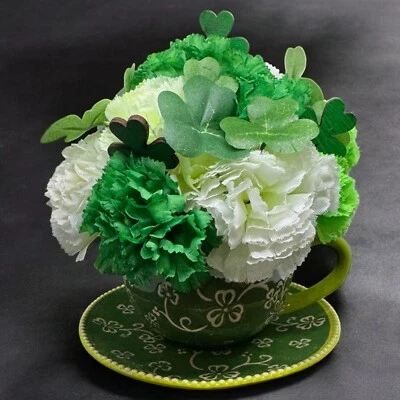 圣帕特里克节茶杯花卉布置白色和绿色康乃馨 — 第 1/4 张图片