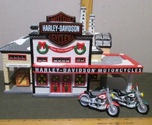 VTG 1998 Harley-Davidson MANUFACTURING Dept 56 Snow Village 54948 with 2 bikes - Picture 1 of 9
