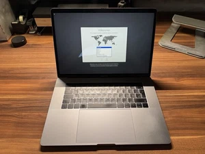 Apple MacBook Pro 2017 15 Zoll, 500GB SSD, Intel I7 2.90GHz, 16GB RAM - Bild 1 von 8