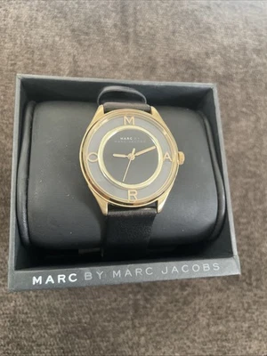 Reloj Marc Jacobs para mujer con esfera negra y correa de cuero genuino (MBM1376) - Imagen 1 de 4