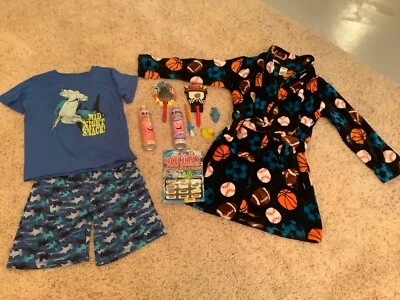 Bata deportiva de vellón OshKosh pijama de tiburón para niños talla 12 juguetes de baño conjunto de jabón de espuma  Foto 1 de 4