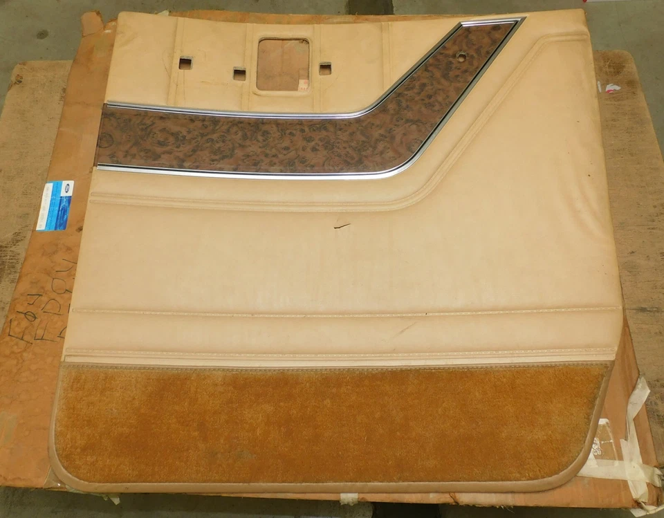 Ford E100 E150 E250 Econoline Van 1975-79 nuevo en stock bronceado claro LH panel de moldura de puerta delantera Foto 1 de 4