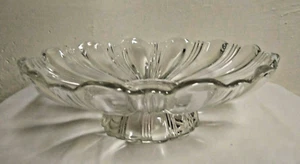 Cuenco con patas de cristal transparente borde festoneado 3 1/2" T 11 3/4" W usado - Imagen 1 de 5