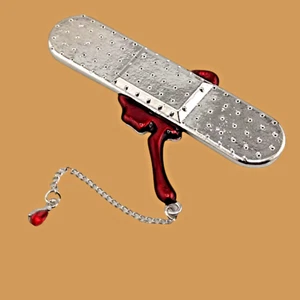 Broche de curita tono plateado rojo gota de sangre emo vendaje herida prendedor desgaste callejero 2C - Imagen 1 de 7