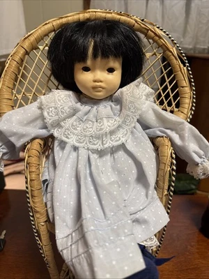 Muñeca asiática Pauline Bjonness-Jacobsen original vintage de vinilo y tela de 14" de alto Foto 1 de 3