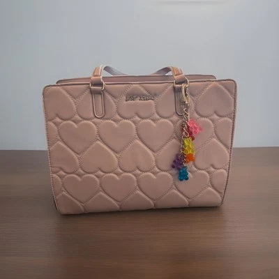 Новый с Ярлыками Betsey Johnson лаванды выстеганная сердце сумка с короткими ручками Дамская сумка с Gummy медведи подвеска - Изображение 1 из 4