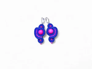 Rosa Ohrringe, hergestellt in Soutache-Technik, handgenäht. - Bild 1 von 6