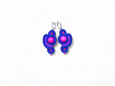 Rosa Ohrringe, hergestellt in Soutache-Technik, handgenäht. - Bild 1 von 4