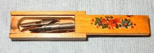 Miniatur Federkasten Holz mit 5 Schreibfedern original alt um 1920/30 - Picture 1 of 5