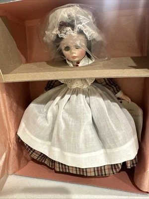 Muñeca Madame Alexander 1976 - Mujer pequeña - Vestido a cuadros - Nuevo en caja - 12" - Excelente  Foto 1 de 4