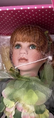 Boneca de porcelana Paradise Galleries Treasure of the Emerald Isle Fairy Linda Mason - Imagem 1 de 4