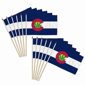 Paquete de 12 banderas de palo de marihuana de mano Colorado Leaf de 12x18 pulgadas del estado de Estados Unidos - Imagen 1 de 3