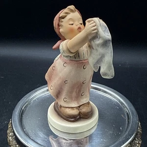 Figurina Goebel Hummel, #3214/0, 'Giorno del lavaggio' 1987 - Foto 1 di 8