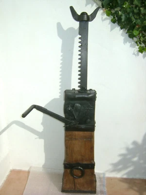 Ancien Cric En Bois de chêne , Fer  de Forge XIXe Siècle,123x 23x9x76 cm 30 KG - Photo 1/4