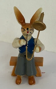 Alter sitzender Hase Osterhase mit Posaune ESCO Erzgebirge 267/22 - Bild 1 von 6