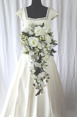 Ramo de boda de seda en cascada de plata de invierno Foto 1 de 4