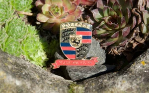 VINTAGE ENAMEL AUTOMOBILE CAR PIN / BUTTON # 15 PORSCHE LE MANS WINS 1970-1998 - Foto 1 di 2