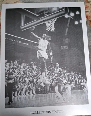 Póster Michael Jordan UNC Tar Heels Lenny Bias Chasing 1984 18 X 23 Nuevo de Lote Antiguo Imagen Rara Foto 1 de 4