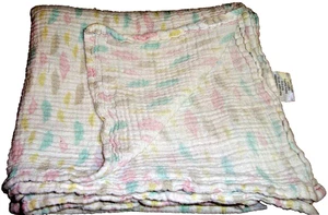 BABYDECKE~Forever Baby~weiche 100% Baumwolle~weiß mit türkis rosa gelben Federn 682 - Bild 1 von 5