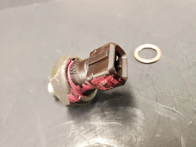 Interruptor de presión de aceite TRW BMW 12618611273 E28 E30 E32 E34 E36 E38 E39 E46 E90 E92 Foto 1 de 4