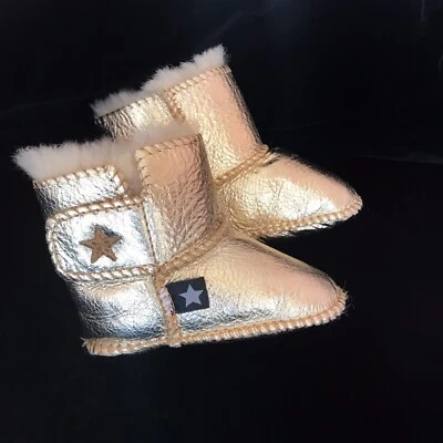 Botas de bebé piel de oveja dorada MOLO 0-3 meses. Foto 1 de 4