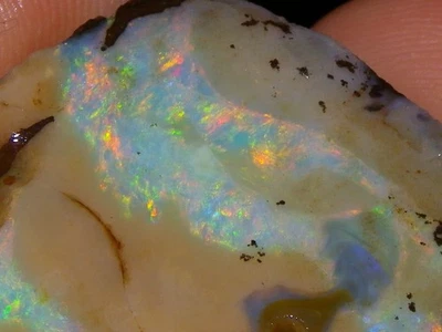 Bonita olla de caramelo de fuego con rayas Queensland Au de ópalo de roca frotado/áspero 138 quilates Foto 1 de 4