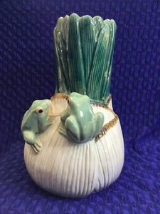 RARO PEZZO DI MAIOLICA CON 2 RANE VERDI CHE SI ARRAMPICANO UN PORRO IL PESO È DI 4 LIBBRE, 13,9 - Foto 1 di 12