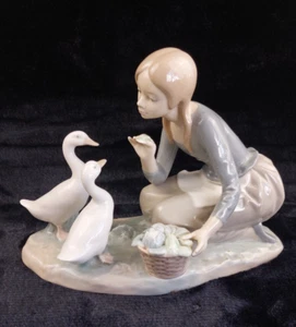 Lladro Mädchen füttert Gänse 9 Zoll Porzellan Figur 1278 g glasiert Spanien Enten - Bild 1 von 17