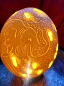 Vintage handgeschnitztes Straußenei mit Licht USB Ladegerät Holzständer Afrika - Bild 1 von 9