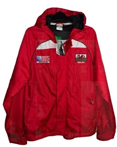 Welsh Gr. M Regenmantel mit Kapuze Rugby WM 2011 Wales/Neuseeland Neu mit Etikett Jacke - Bild 1 von 16