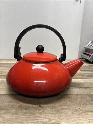 Tetera Le Creuset Zen de acero esmaltado cerise/cereza 1,6 qt 1,5 L roja Foto 1 de 4